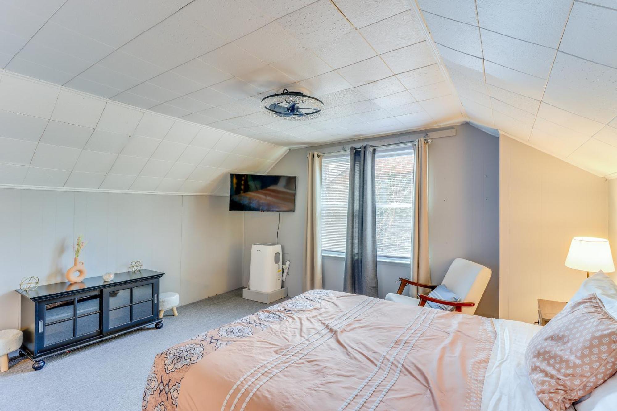 Holiday home Peaceful With Yard 10 Mi To Downtown!