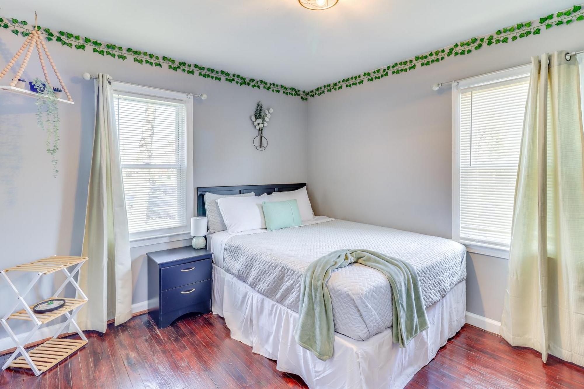 Peaceful With Yard 10 Mi To Downtown! Holiday home *