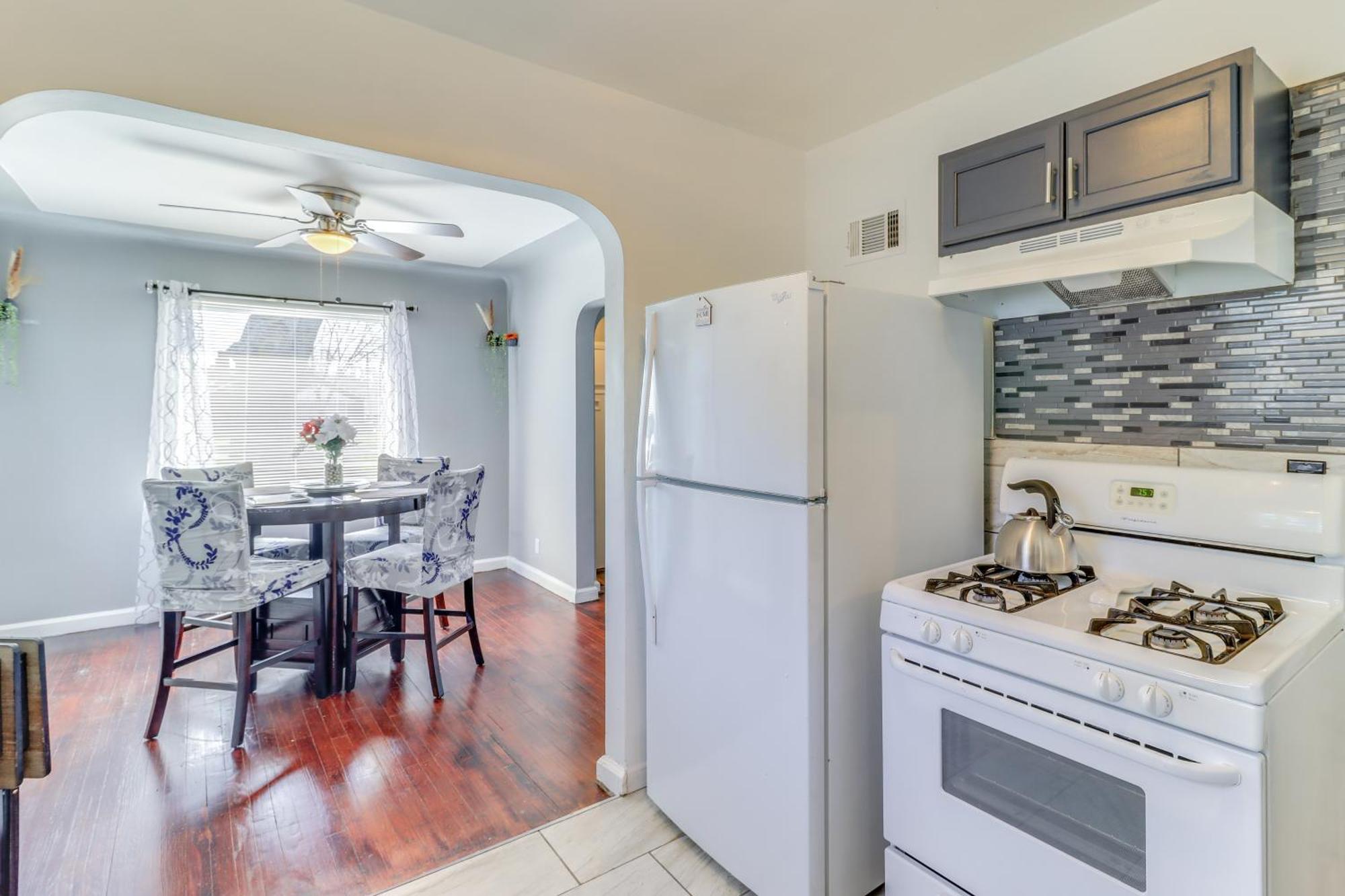 Holiday home Peaceful With Yard 10 Mi To Downtown! *